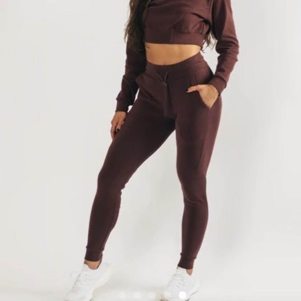 Alphalete identity jogger in Mahogany
